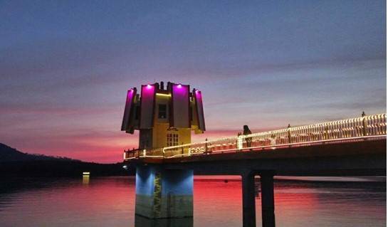 sun set at tuyen lam lake